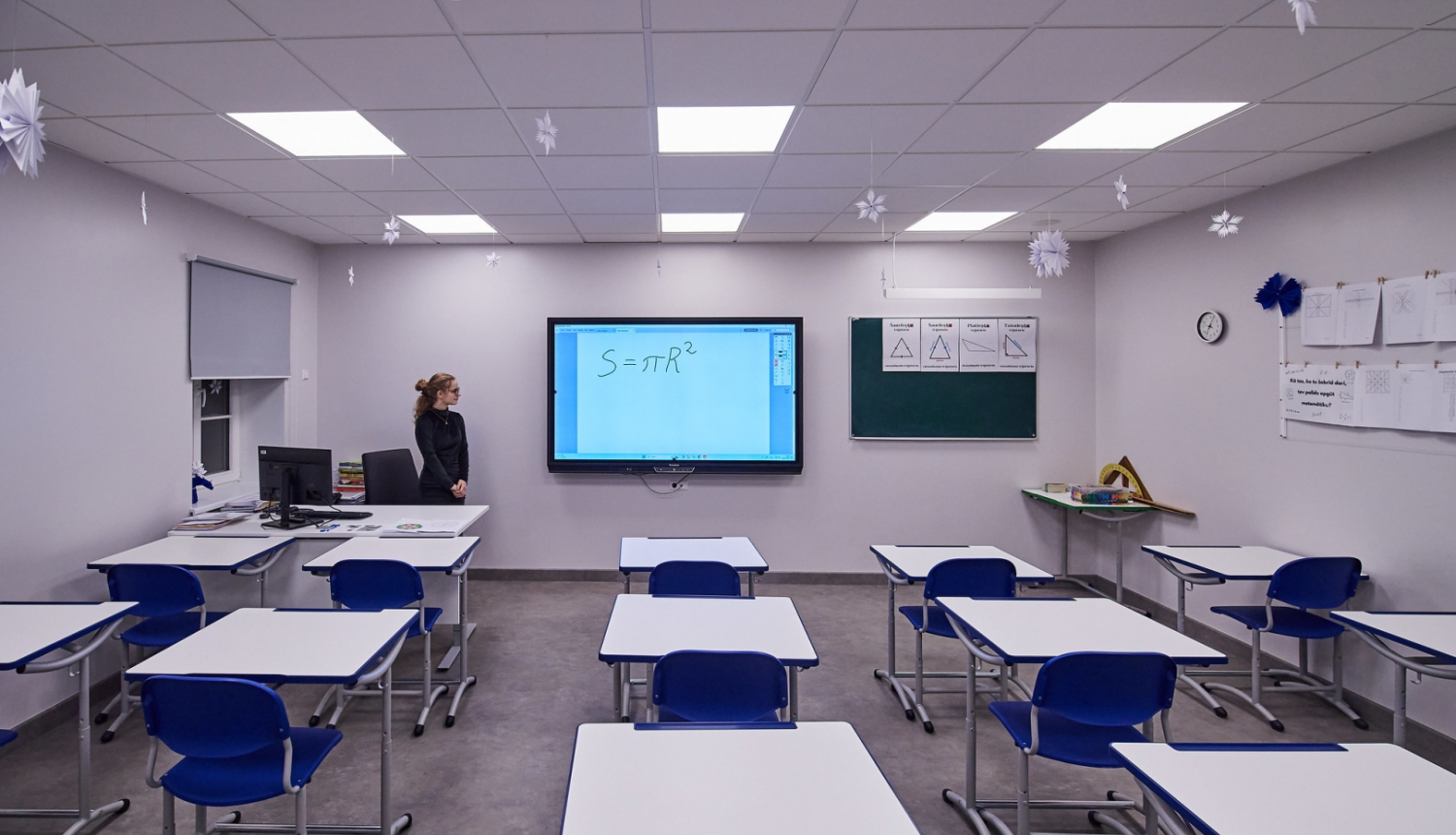 Klase ar soliem un elektronisko tafeli