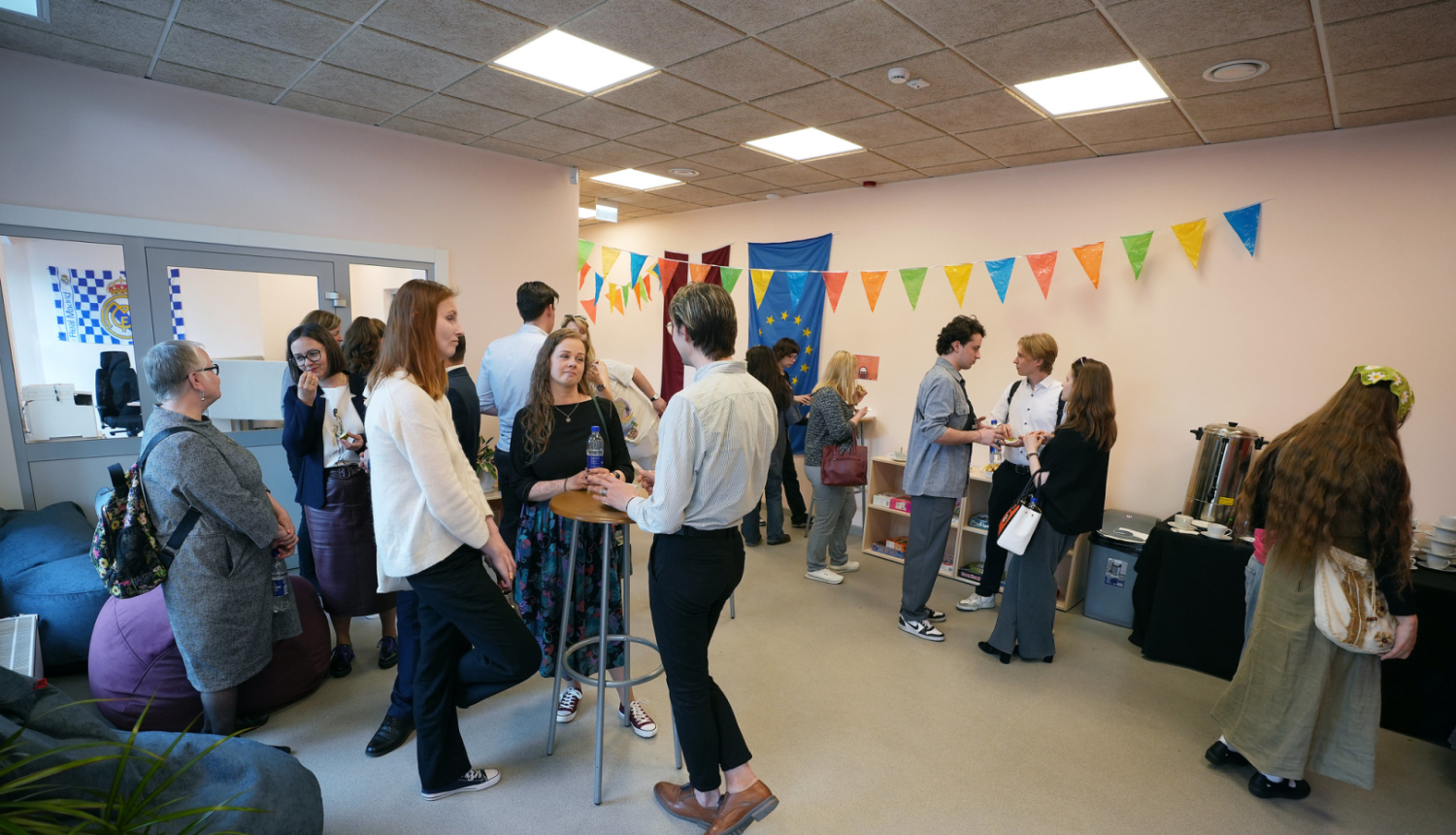 Atklāj  jauniešu centru Kalnciema ielā 48