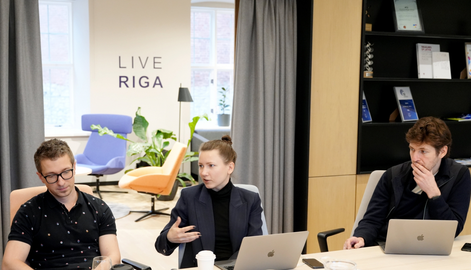 Uzņēmi tiekas uz sarunu