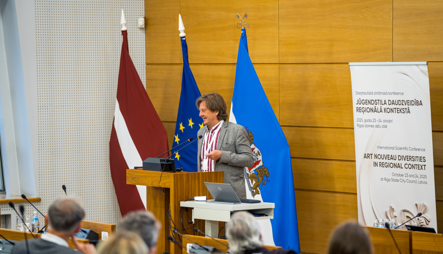 Konference sēžu zālē