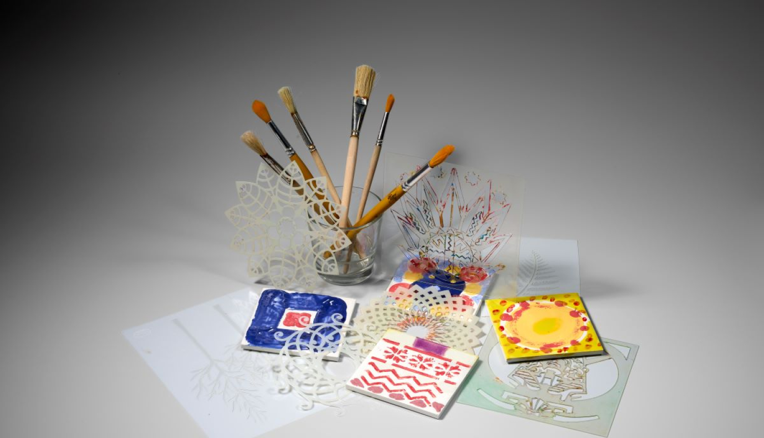 Apgleznotas flīzes, trauks ar otām