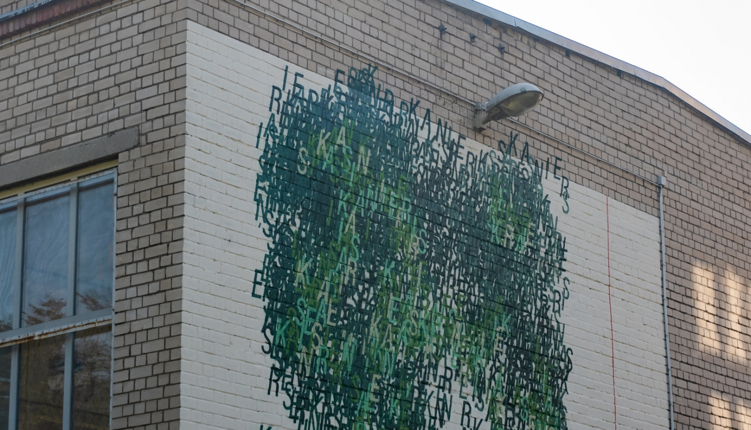 Uz Rīgas jauniešu centra Kaņieris ēkas sienas tapis jauns murālis