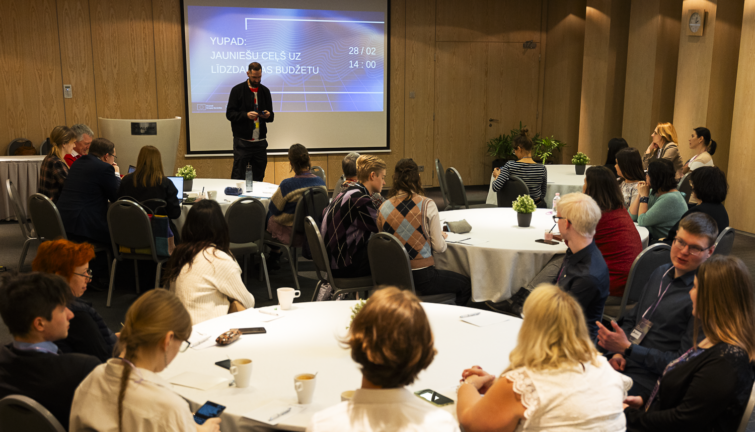 Jaunieši seminārā sēž pie galdiem