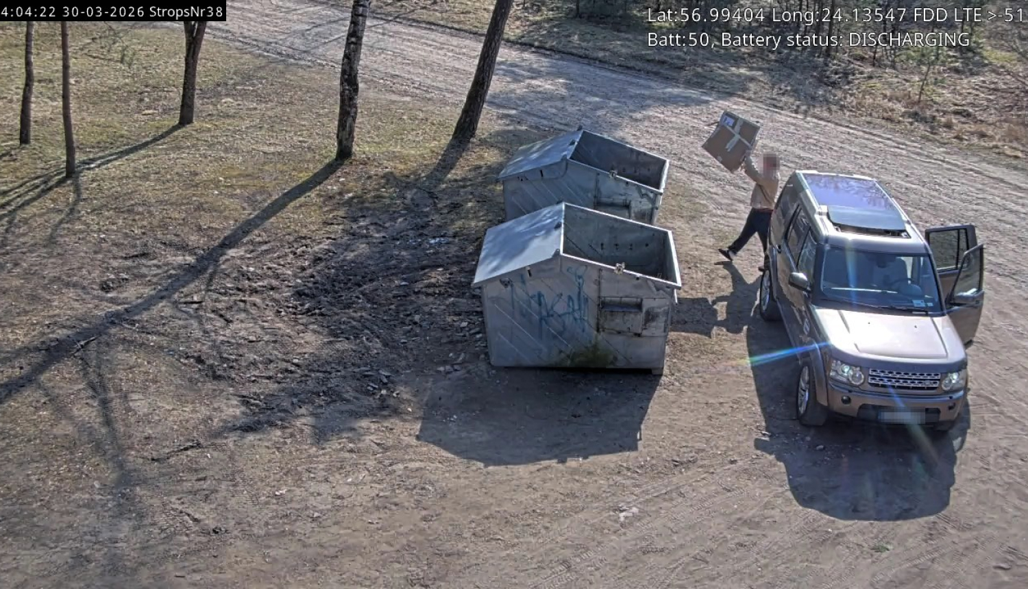 Kapu piegānītājs izmet atkritumus