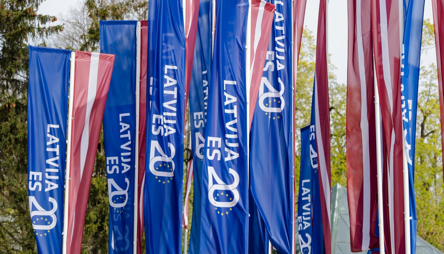 Pilsētvides nodformējums Latvijas karogs un uzraksts ES 20 gadi