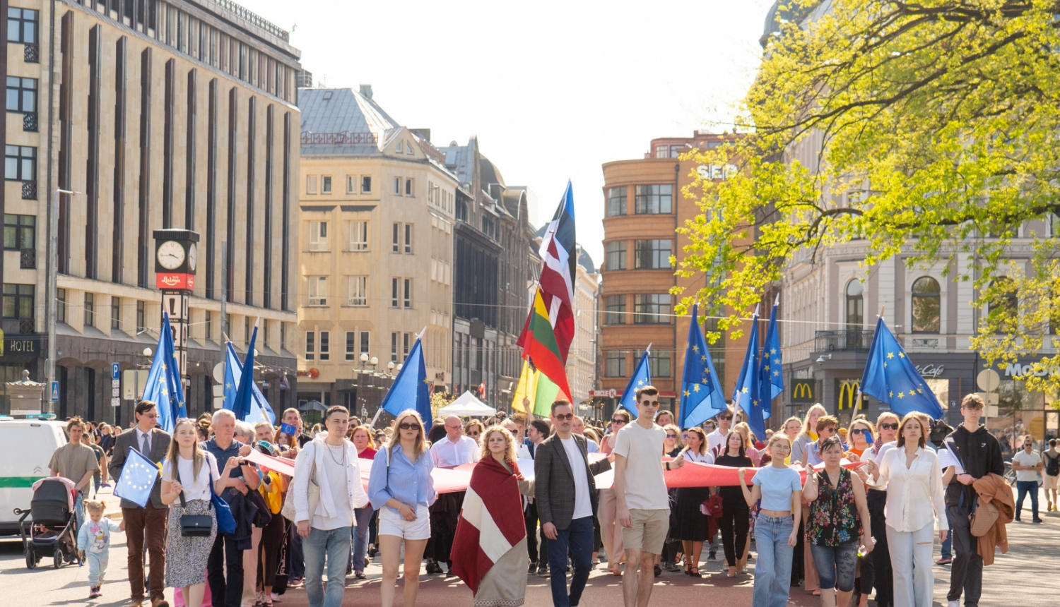 Zibakcija #MēsEsamEiropa gājiens no Doma laukuma līdz Brīvības piemineklim ar lielformāta Latvijas un Eiropas Savienības karogiem.