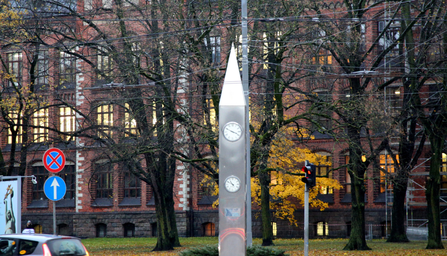 Kobes pilsētas davīnājums Rīgai pulkstenis uz Kr.Valdemāra ielas pie Mākslas akadēmijas