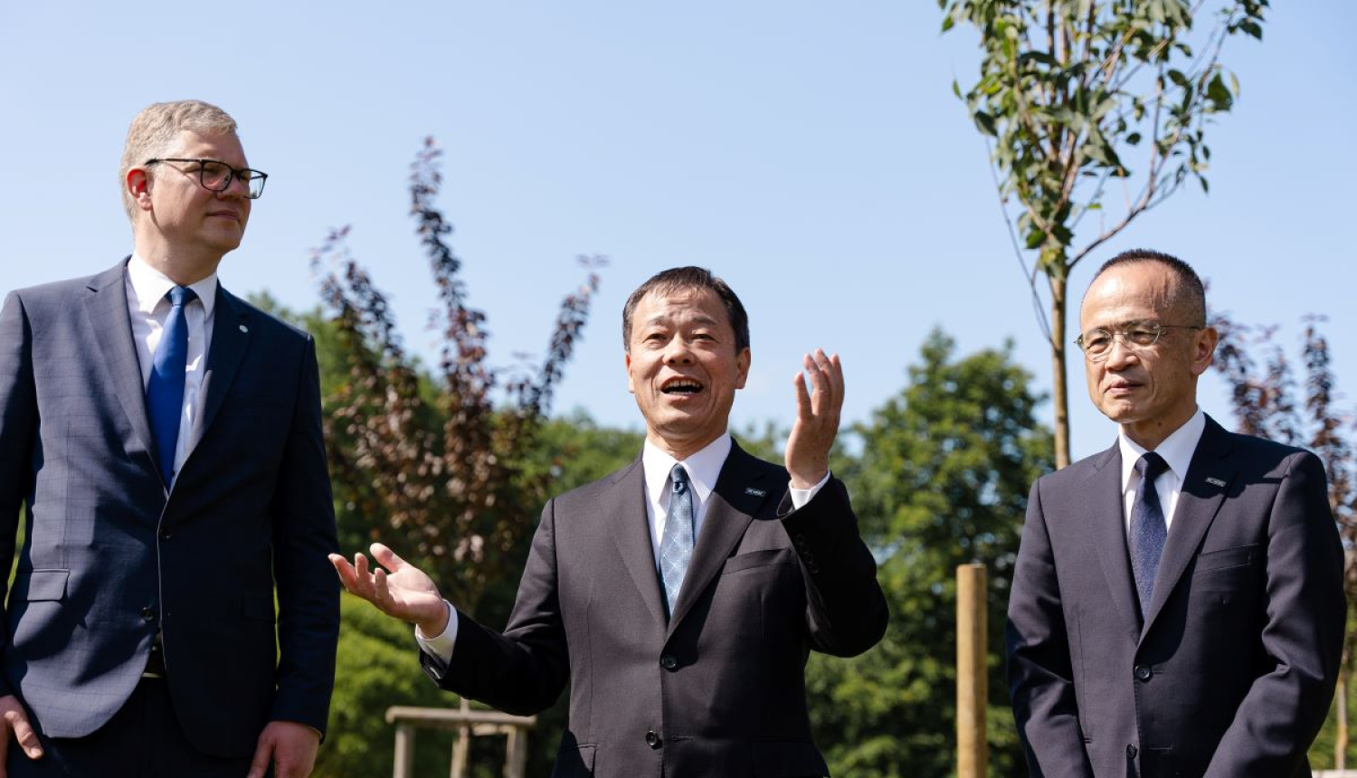 Kobes delegācija stāda sakuru Uzvaras parkā