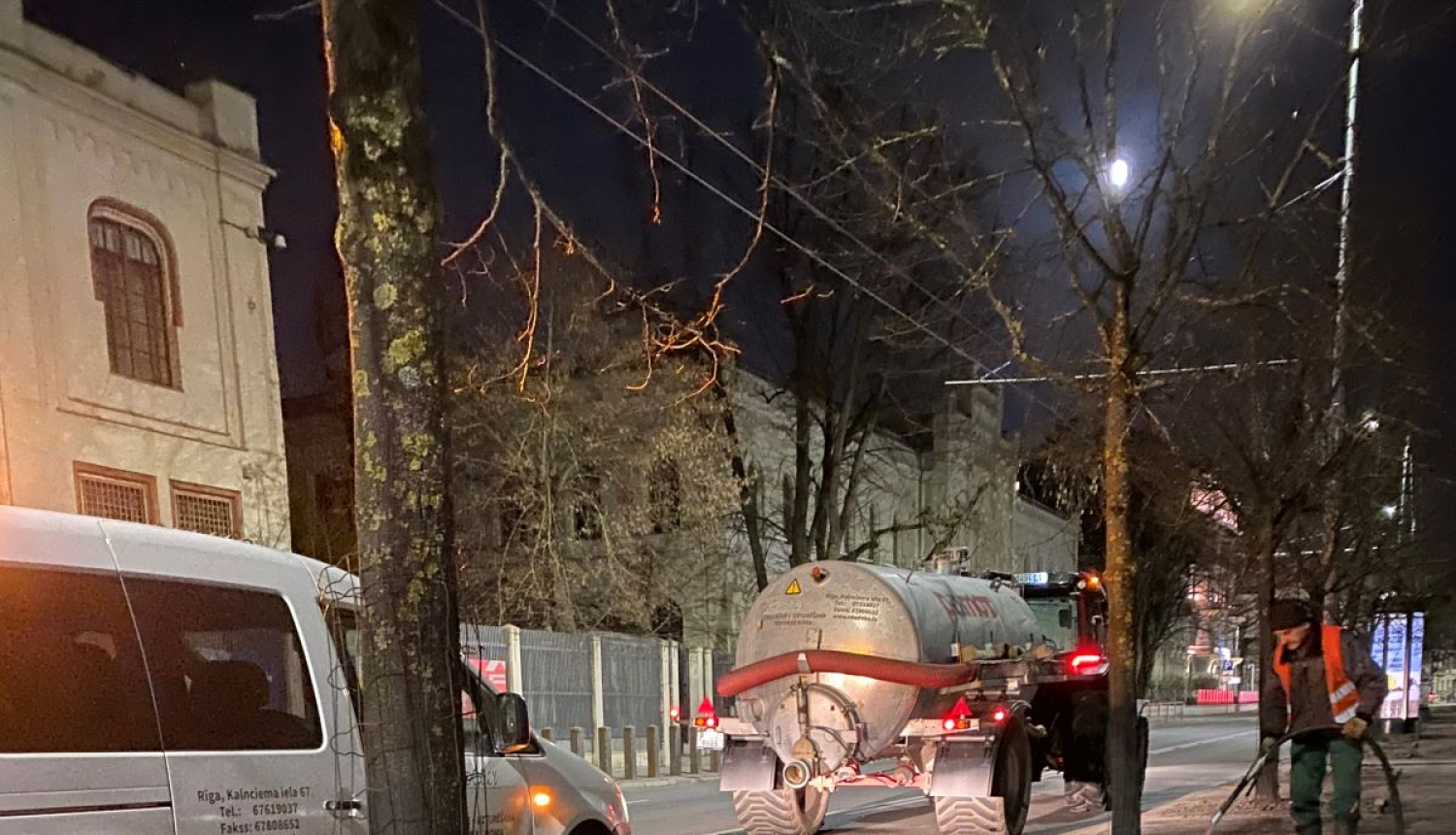 Liela ūdens cisterna, laista kokus