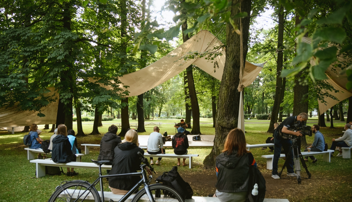 Cilvēki klausās koncertu