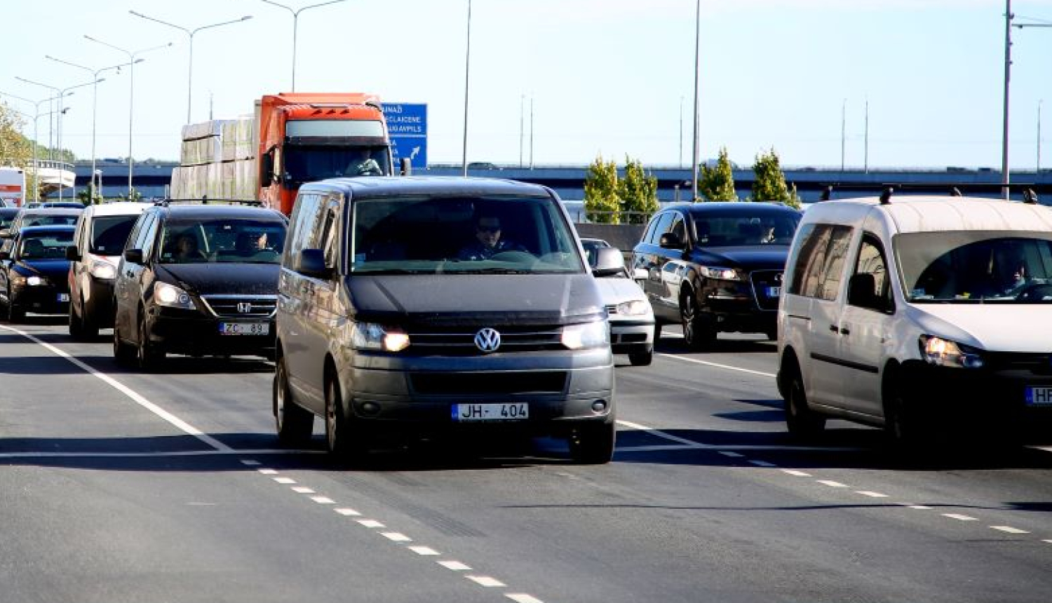 Pa ielu brauc automašinas