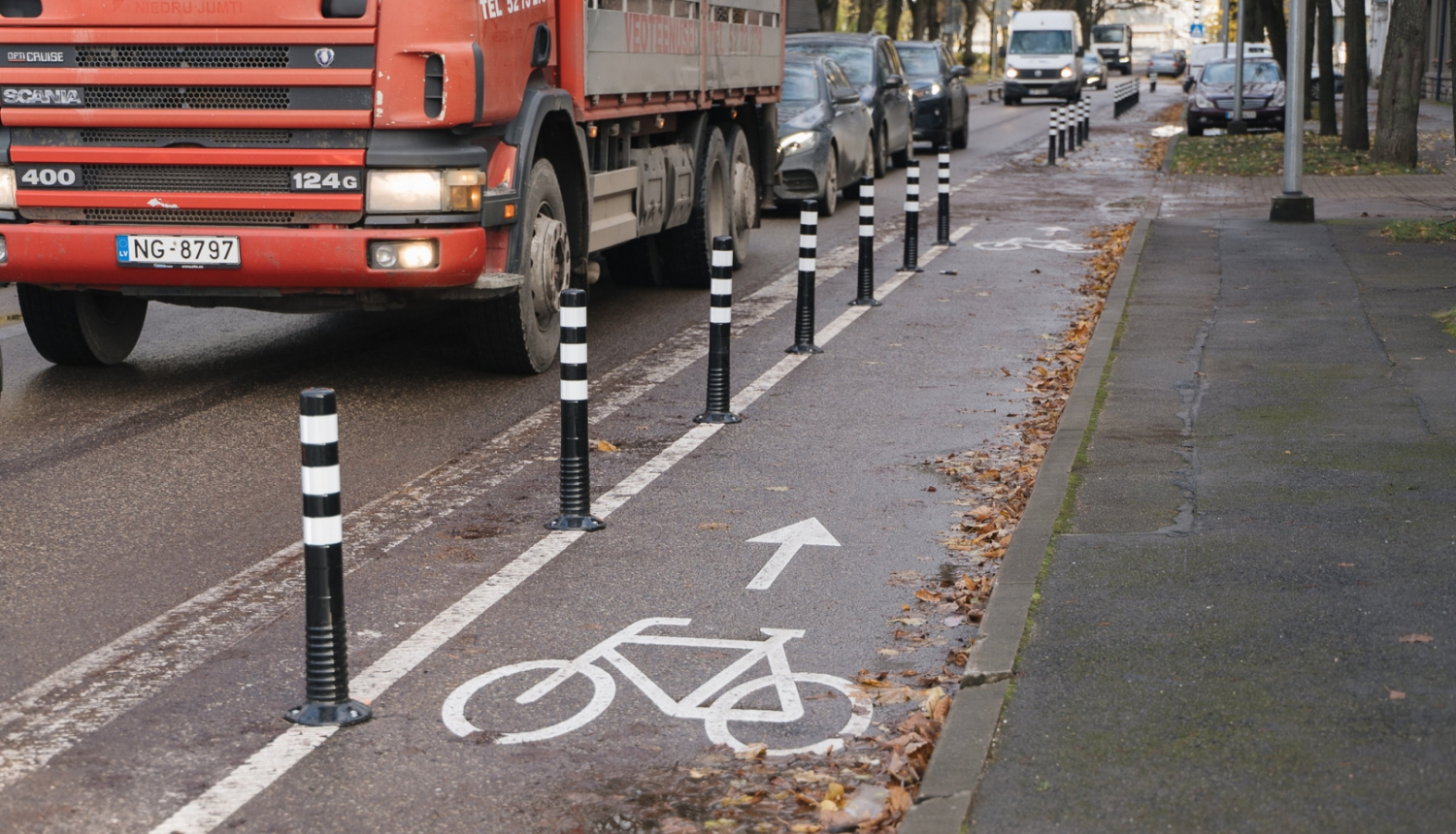 Kravas automašina brauc pa ielu