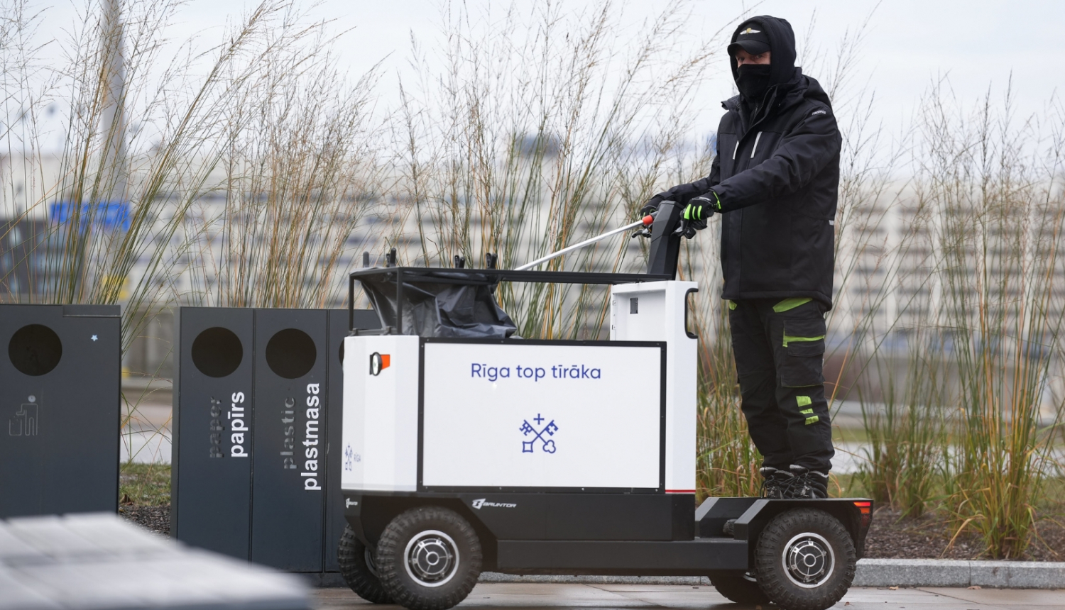 Ar kravas elektroskūteri vāc atkritumus pilsētā