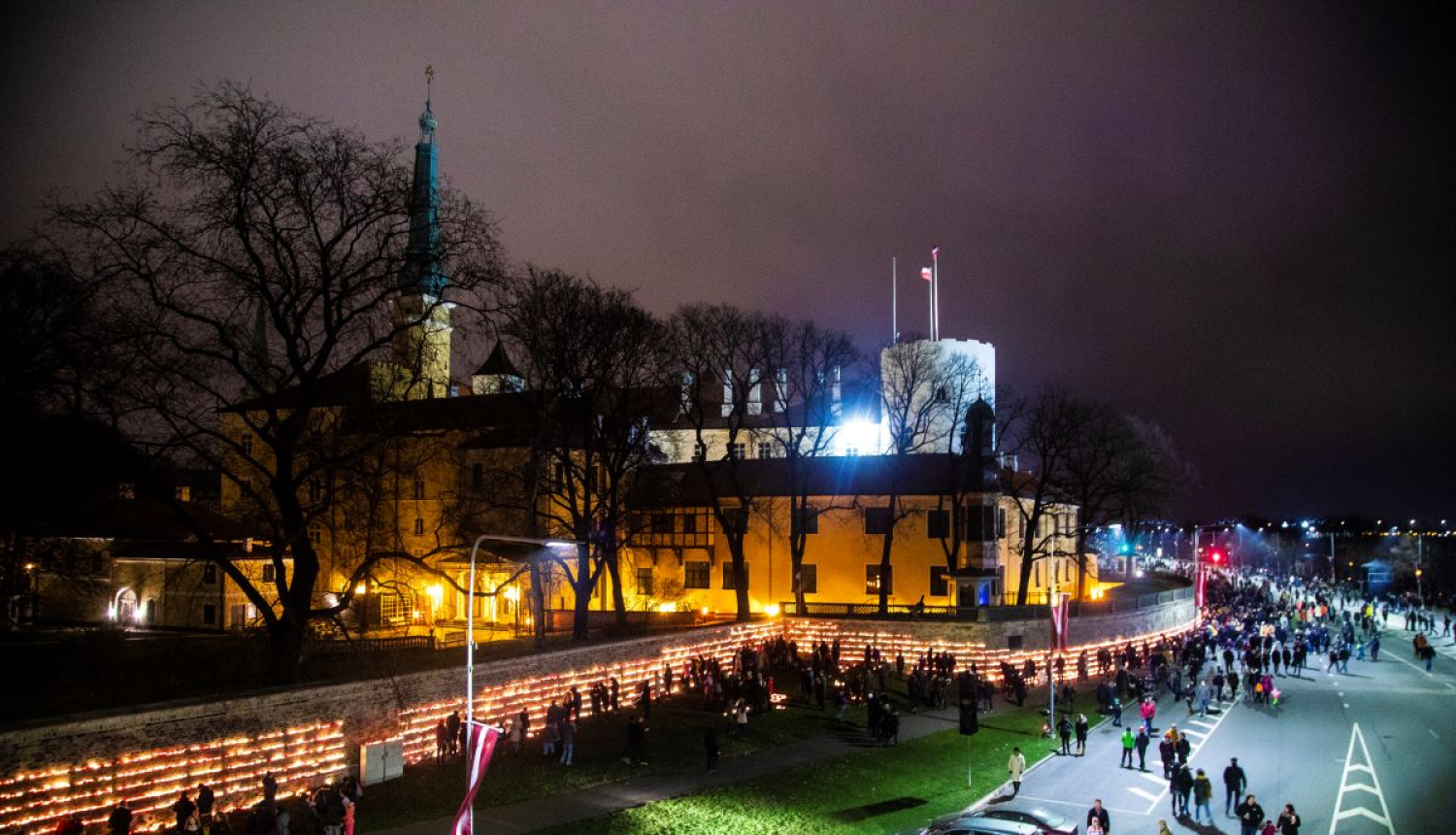 Noliek svecītes krastmalā