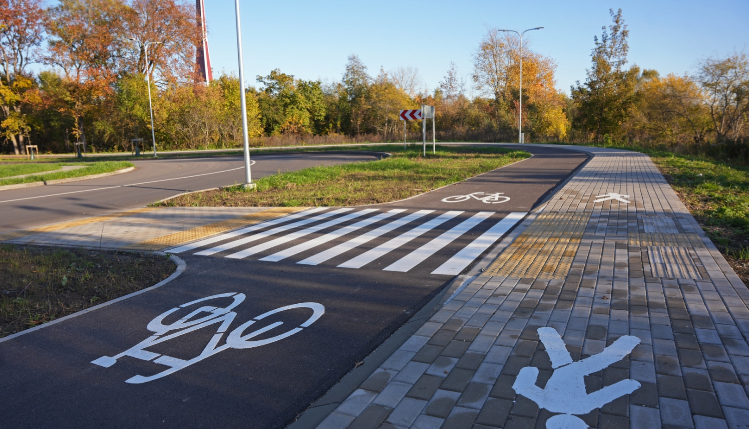 Iela Lucavsalā ar gājēju pāreju