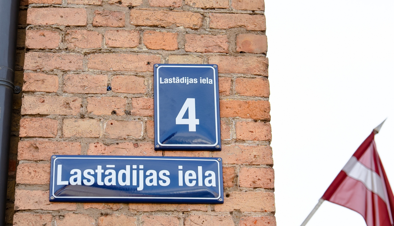 Lastādijas ielas nosaukuma zīme pie mājas