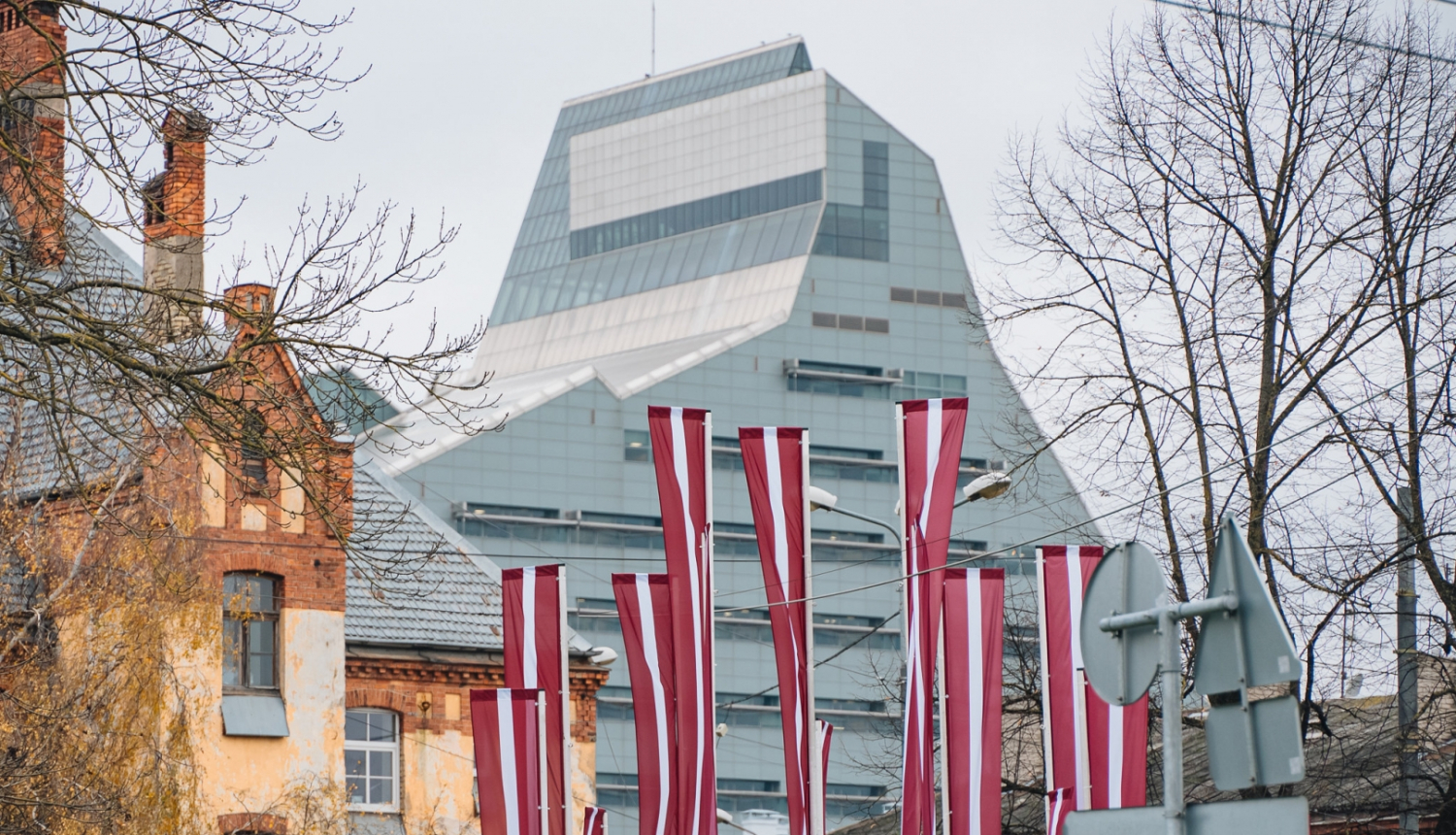 Latvijas nacionālā bibliotēja un karogi