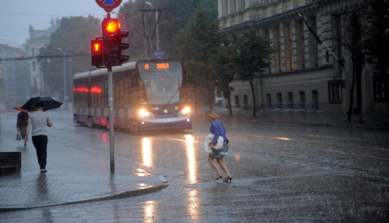 Tramvajs lietū brauc