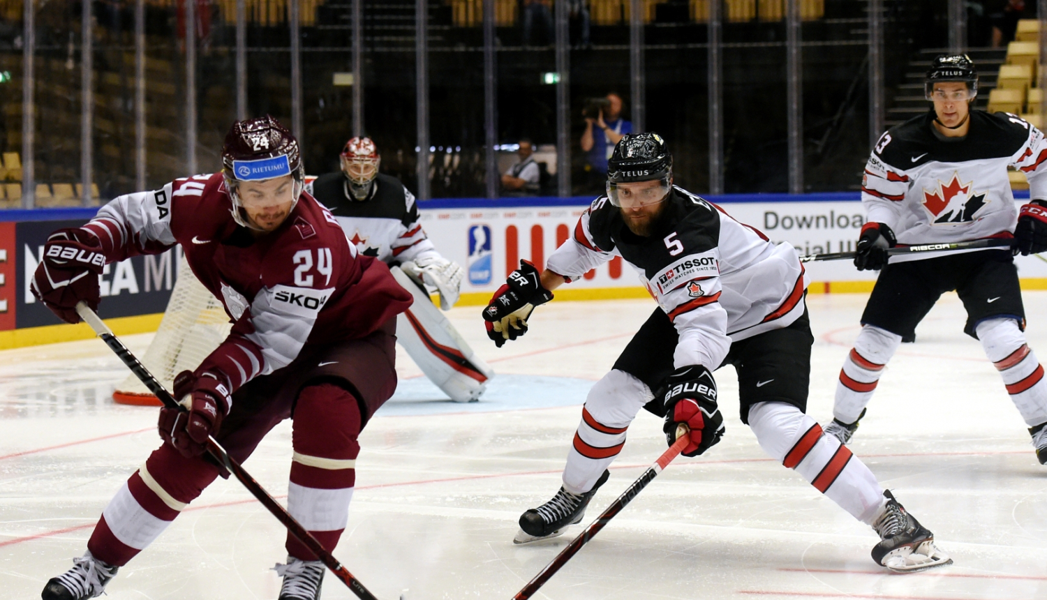 Hokejisti uz laukuma