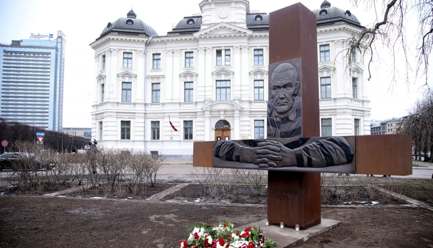 Gunāra Astras piemineklis