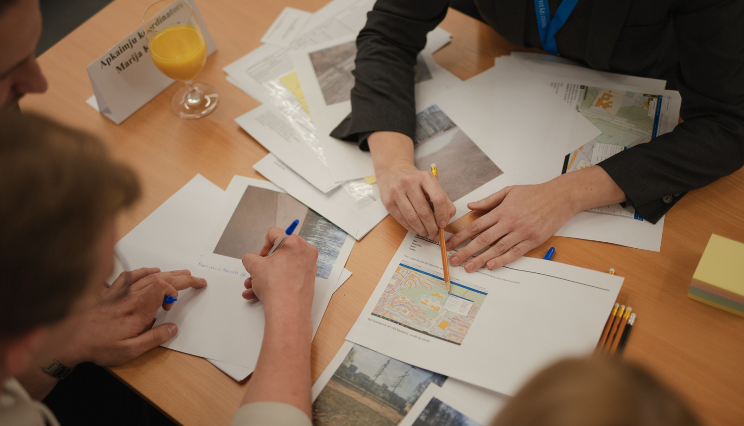 Cilvēki darbojas radošajā darbnīcā