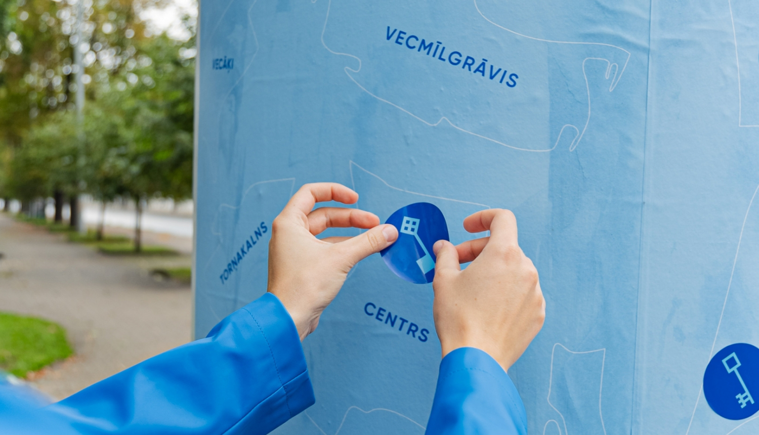 Līmē uzlīmi uz kartes