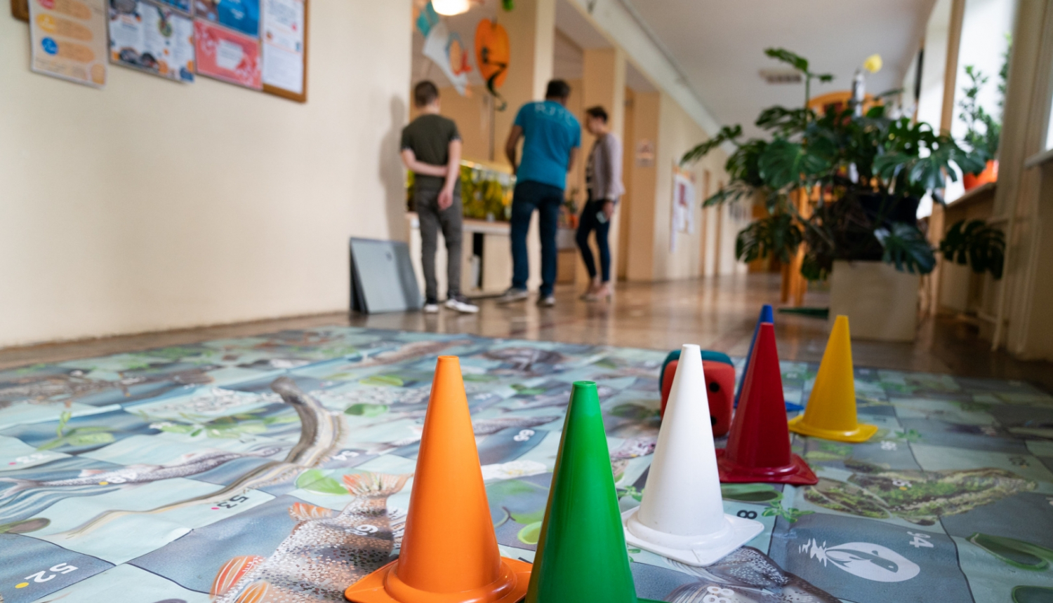 Liela galda spēle uz grīdas