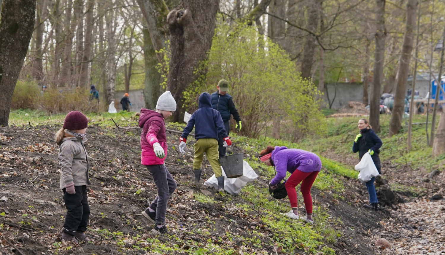 Cilvēki piedalās Lielajā talkā