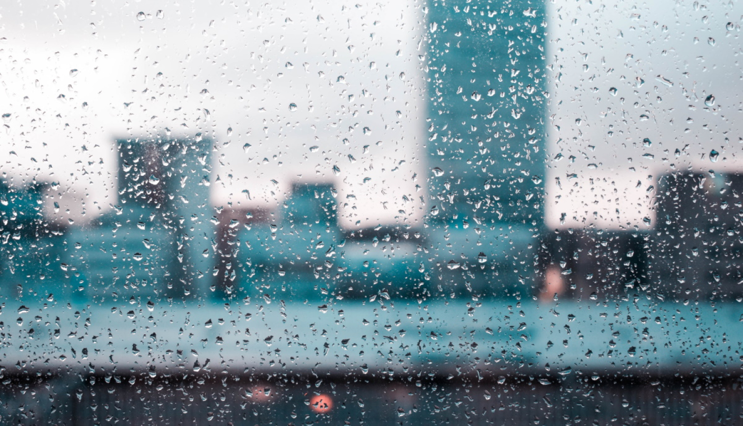 Lietus lāses uz loga