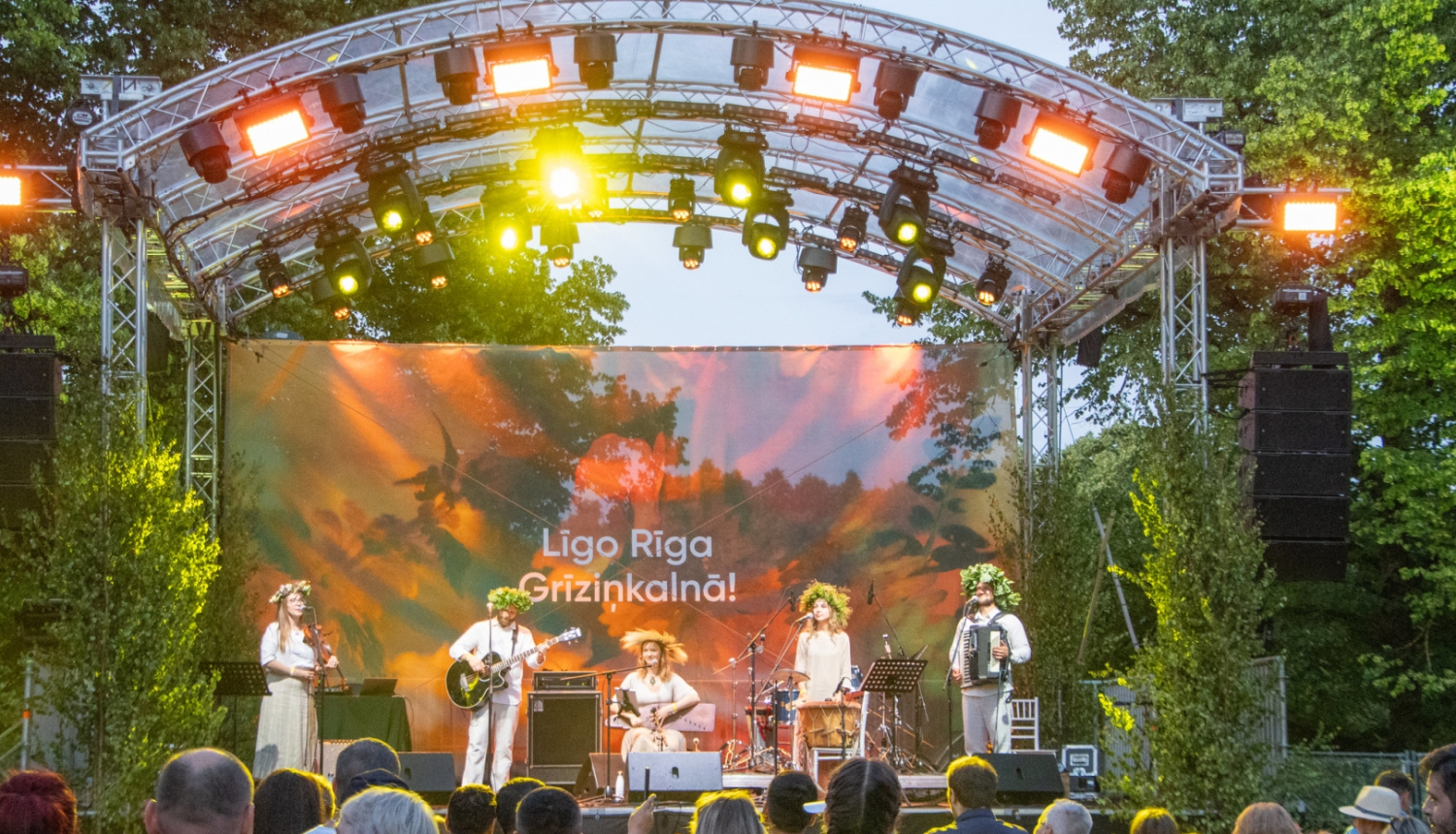Līgo svinības Grīziņkalnā, uz skatuves uzstājas muzikanti