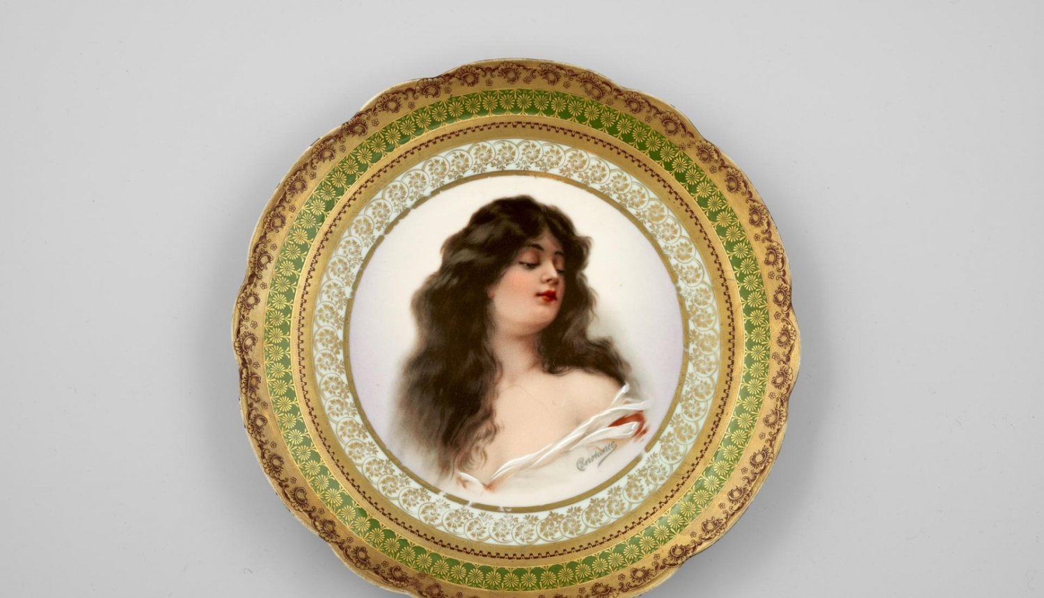 Sievietes portrets uz šķīvja