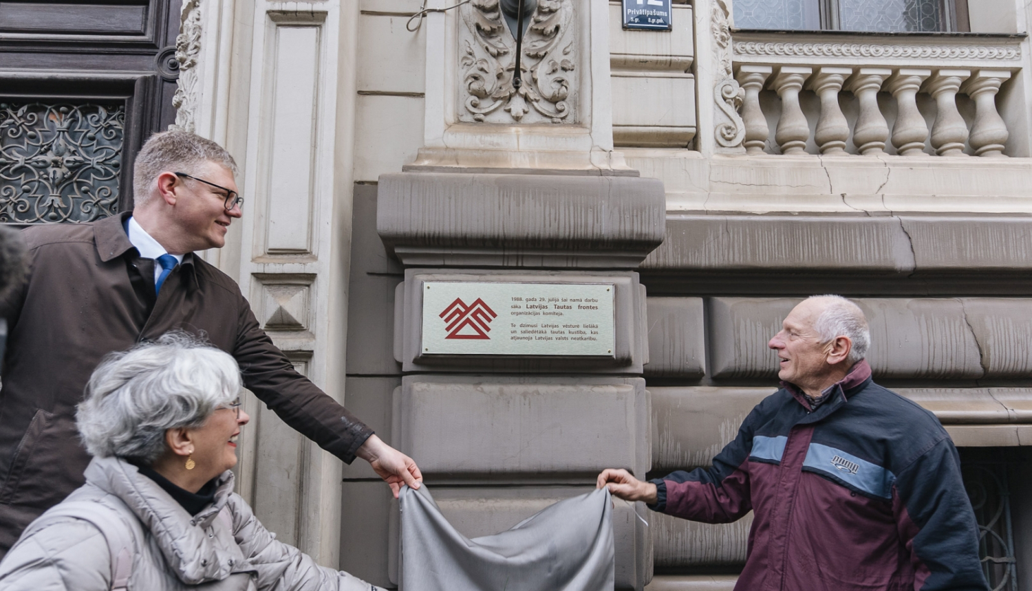 Atklāj Latvijas Tautas Frontes piemiņas plāksni