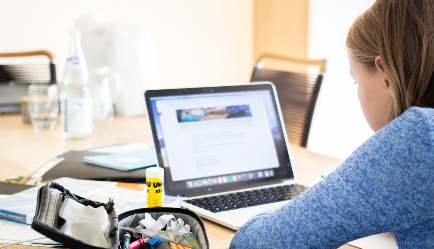 Meitene mācās pie datora