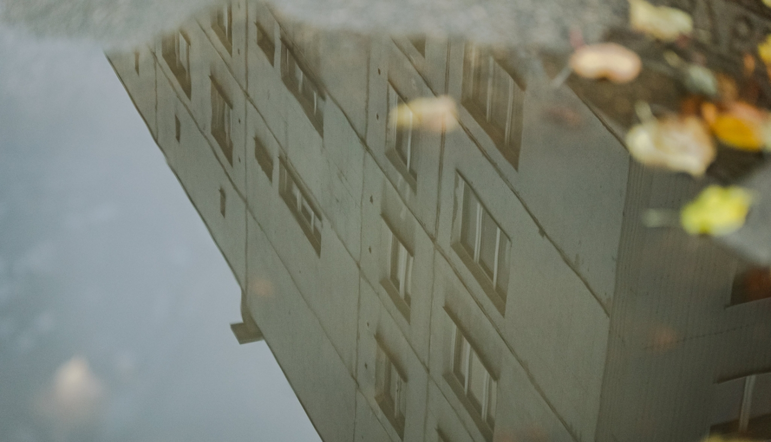 Mājas atspulgs ūdenī