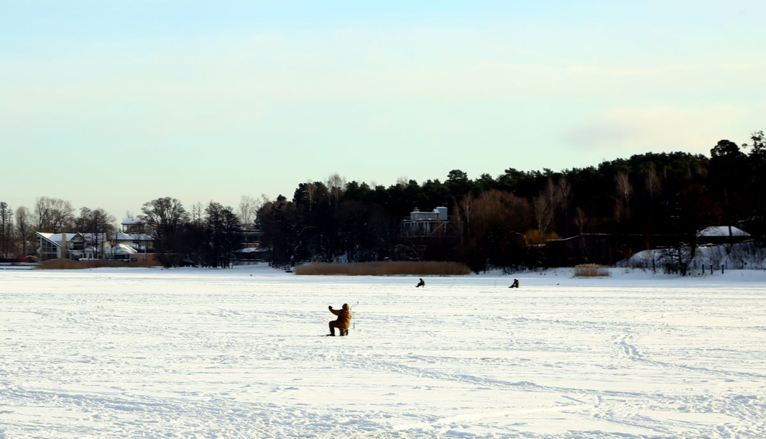 Zemledus makšķernieks uz ledus