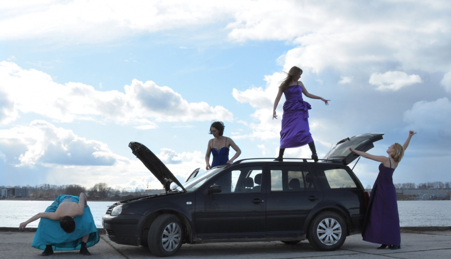 Sievietes stāv pie un uz automašīnas