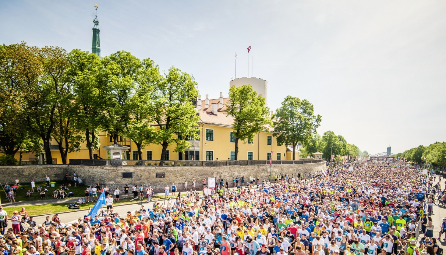 Cilvēki skrien maratonu Krastmalā
