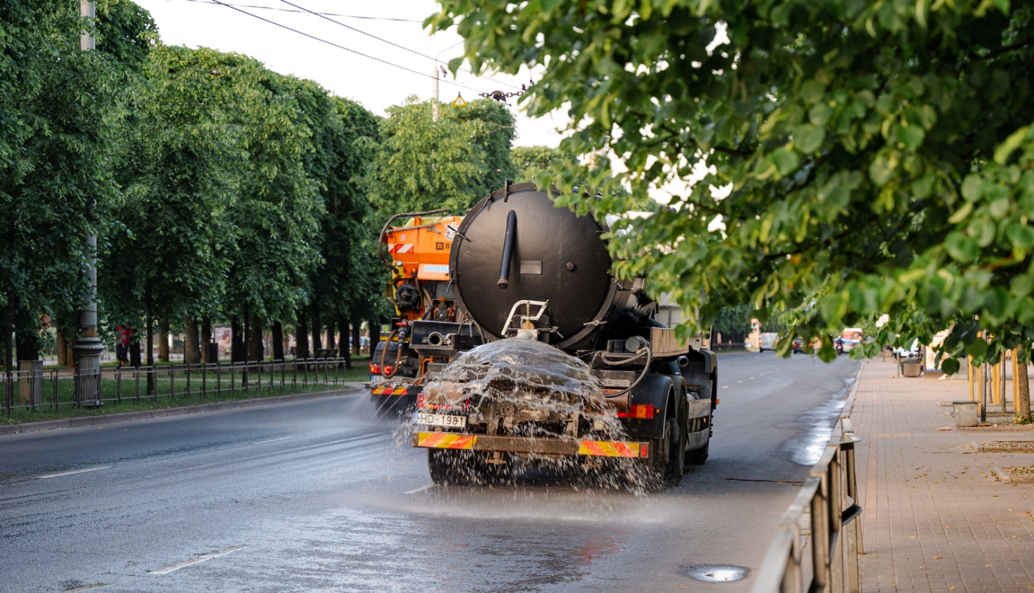 Divas auotomašīnas laista ielu