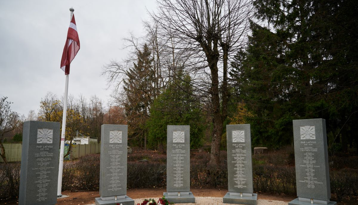 Piemiņas stēlas Meža kapos