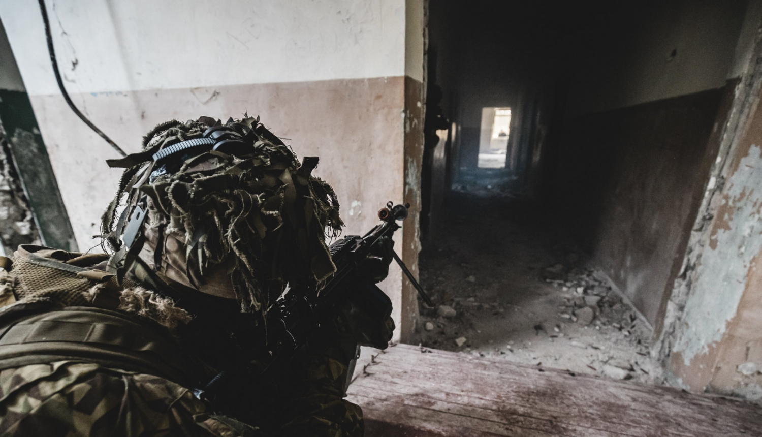 Karavirs tēmē ar ieroci