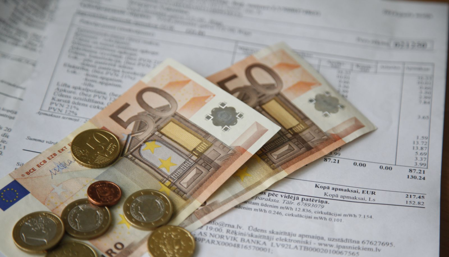 Skaidras naudas banknotes un monētas