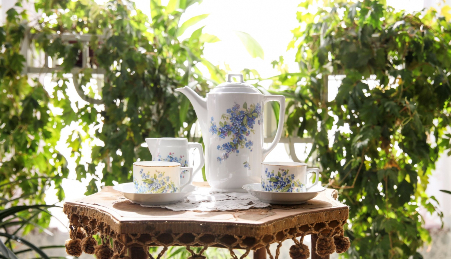 Tējas servīze uz galda
