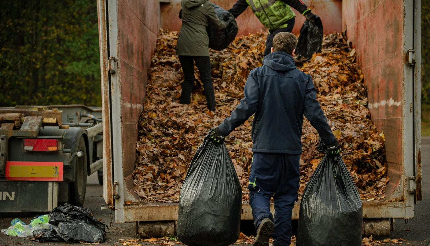 No maisiem tiek izbērtas koku lapas