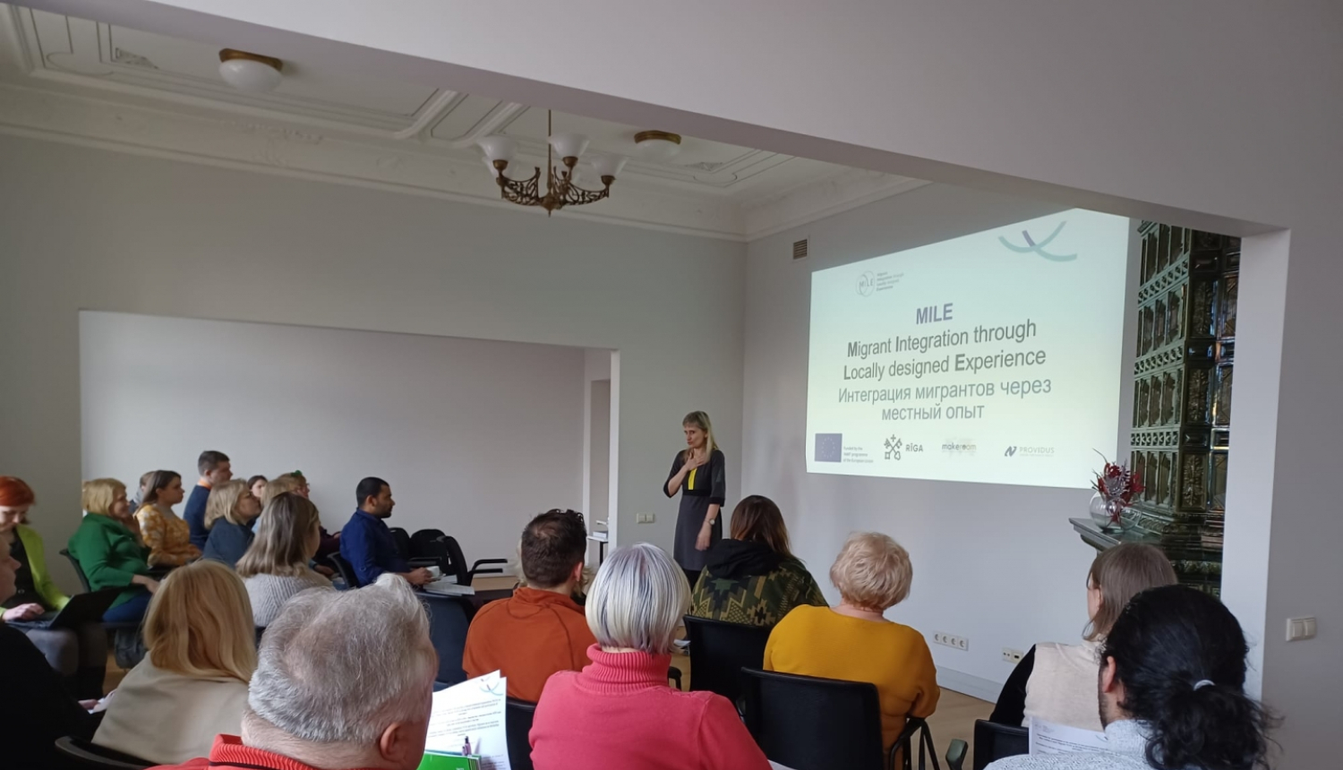 Cilvēki sēž seminārā