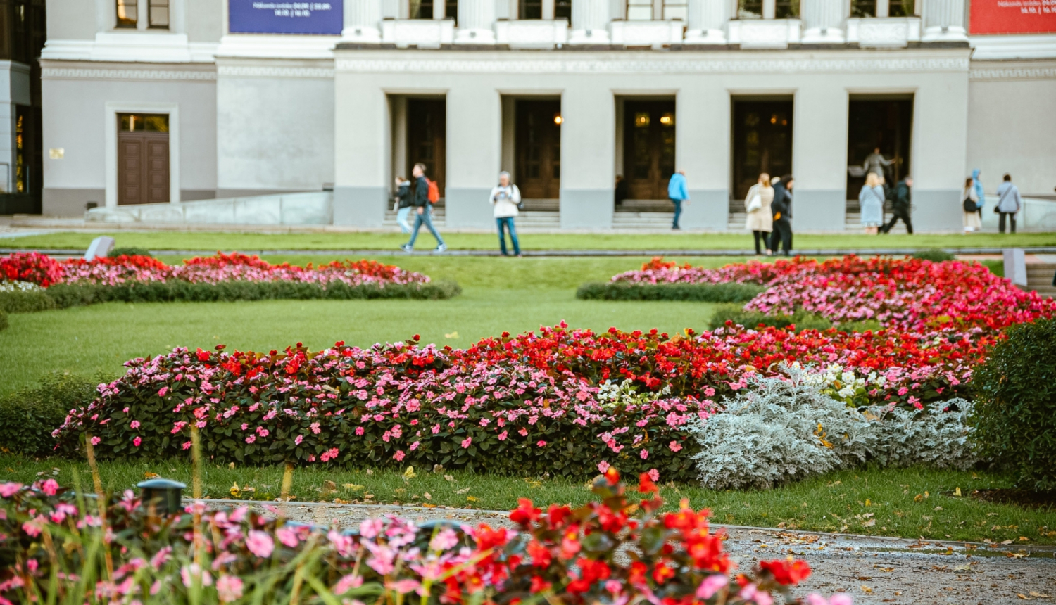 Operas skvēra celiņi un ziedi