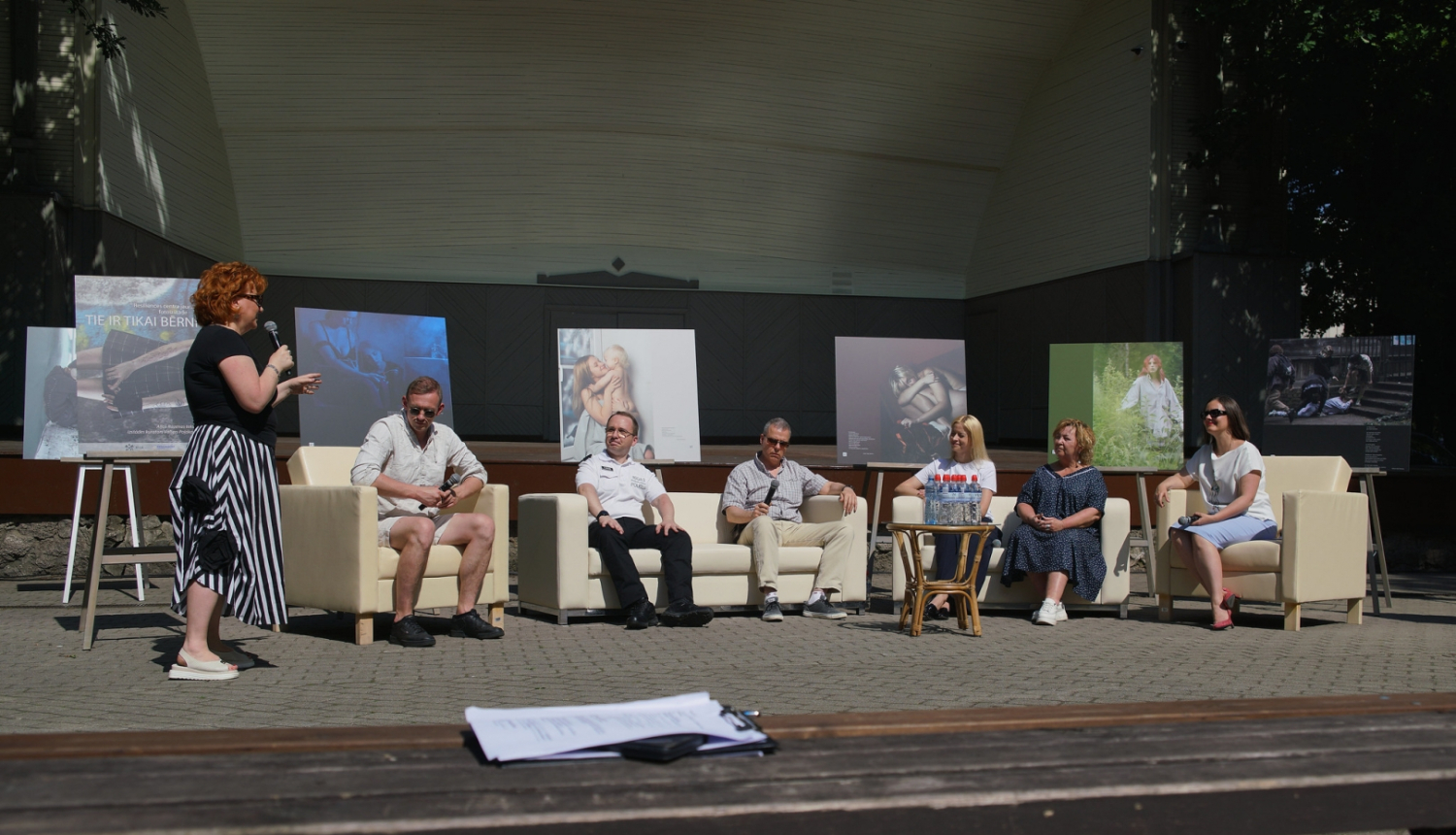 Paneļdiskusijas “Tie jau ir tikai bērni. Vai mūsējie” dalībnieki