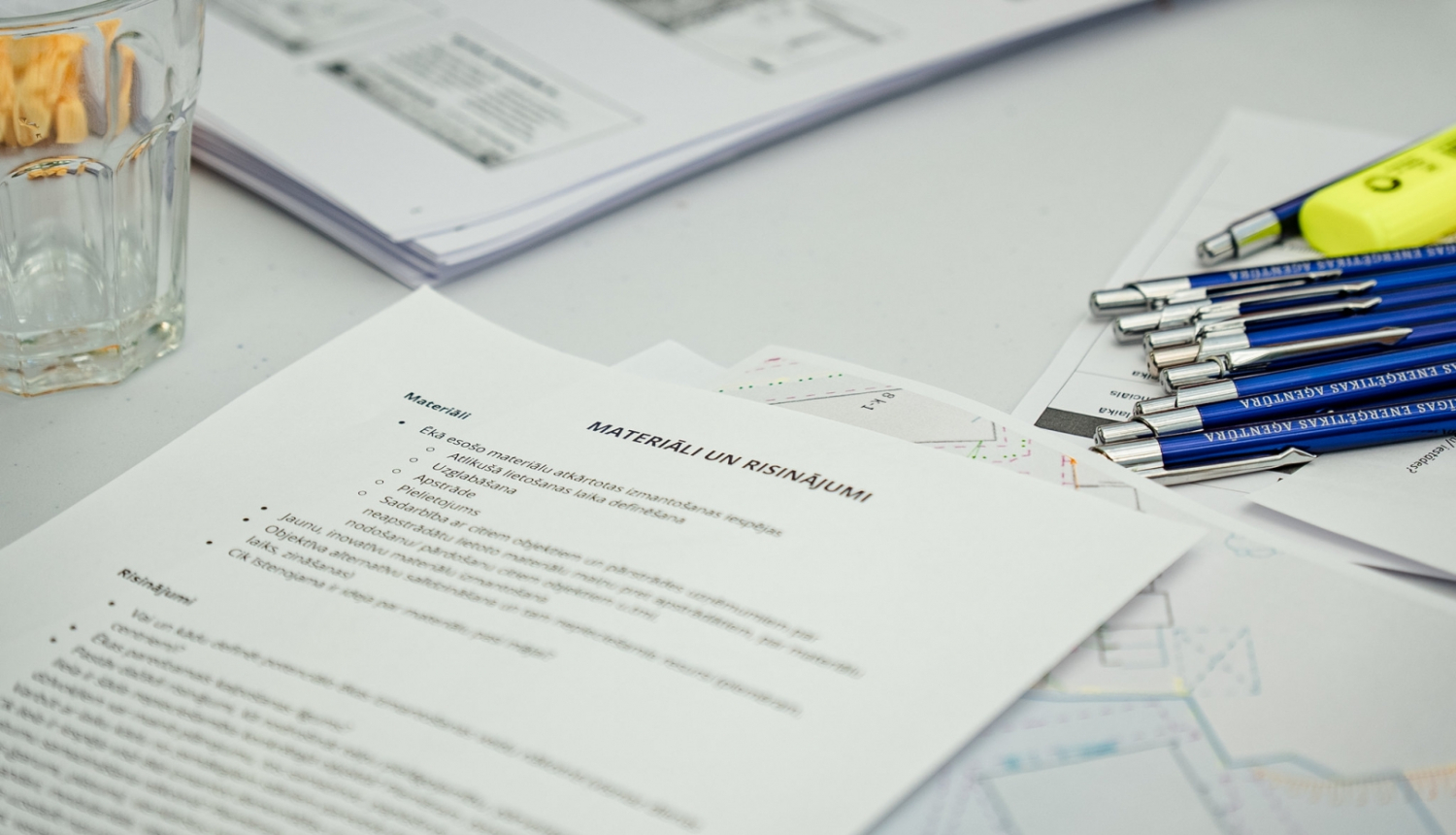 Papīrs un pildspalvas