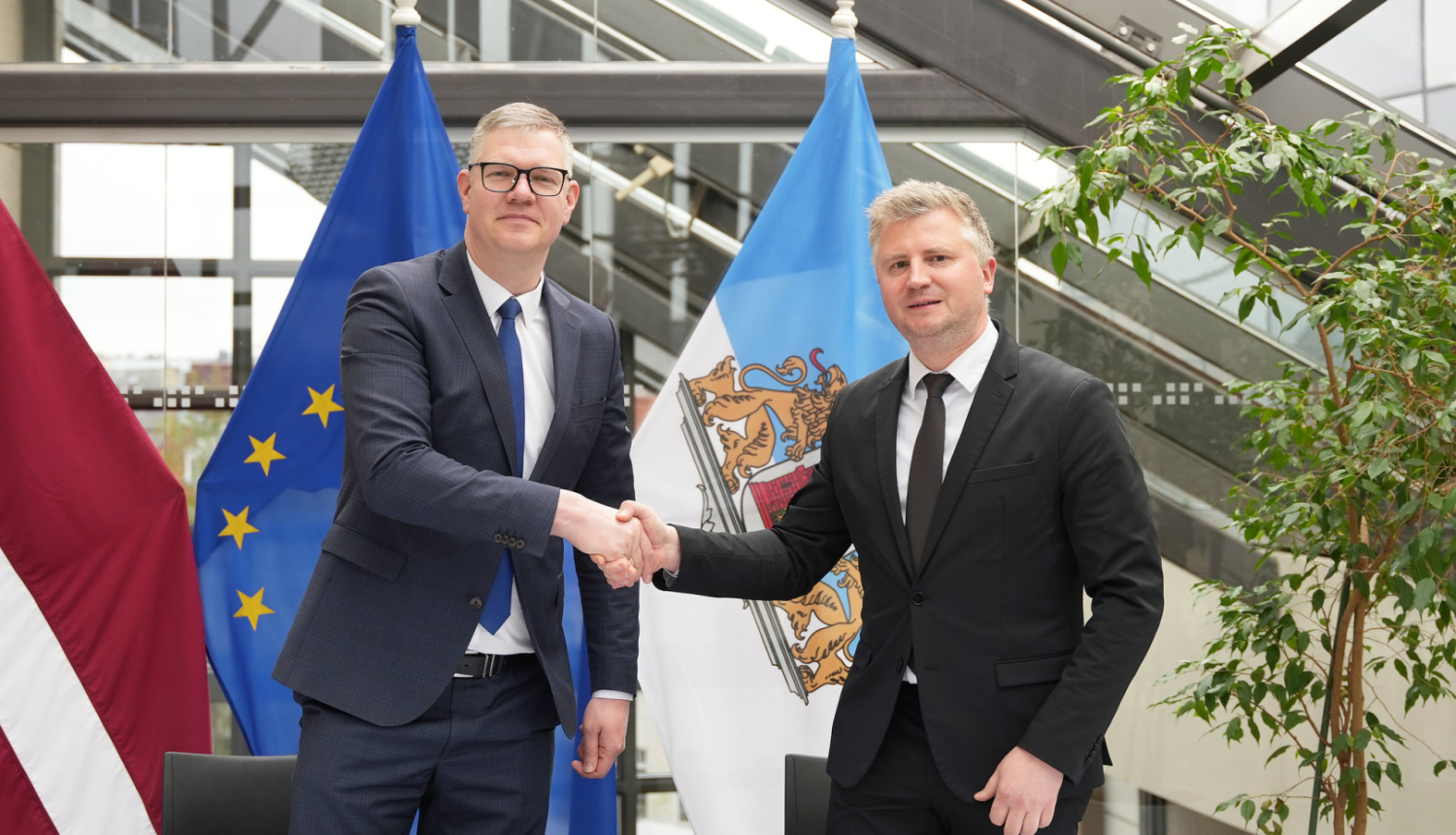 Rīgas domes priekšsēdētājs Vilnis Ķirsis un Latvijas Kultūras akadēmijas rektors Dāvis Sīmanis