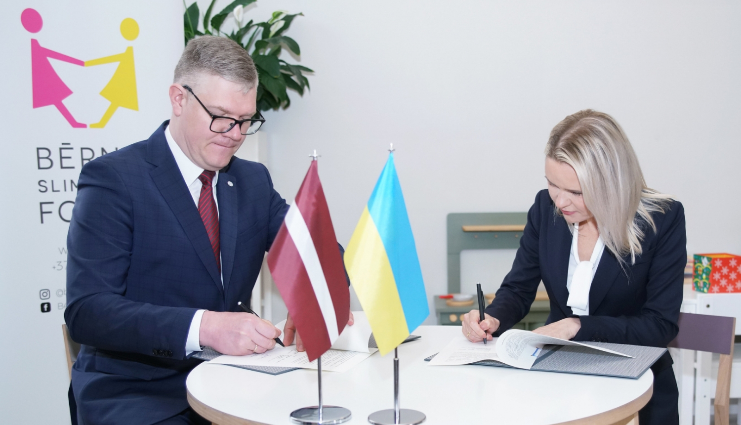 Rīgas domes priekšsēdētājs Vilnis Ķirsis un Bērnu slimnīcas fonda valdes priekšsēdētāja Liene Dambiņa paraksta memorandu