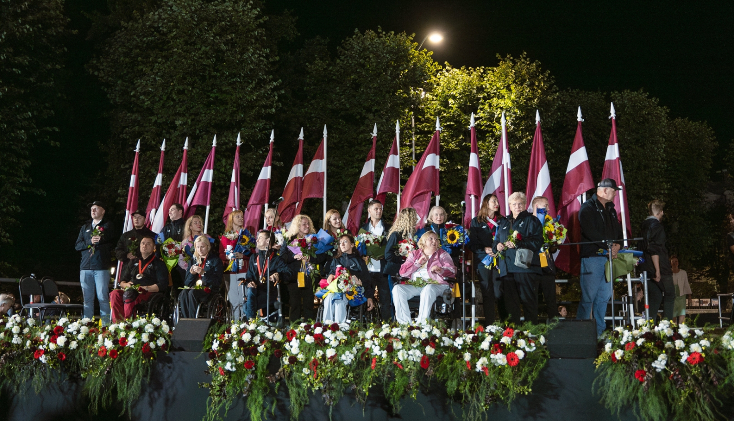 Paralimpiešus pēc atgriešanās no Vasaras paralimpiskajām spēlēm Parīzē  svinīgi sagaida atbalstītāji